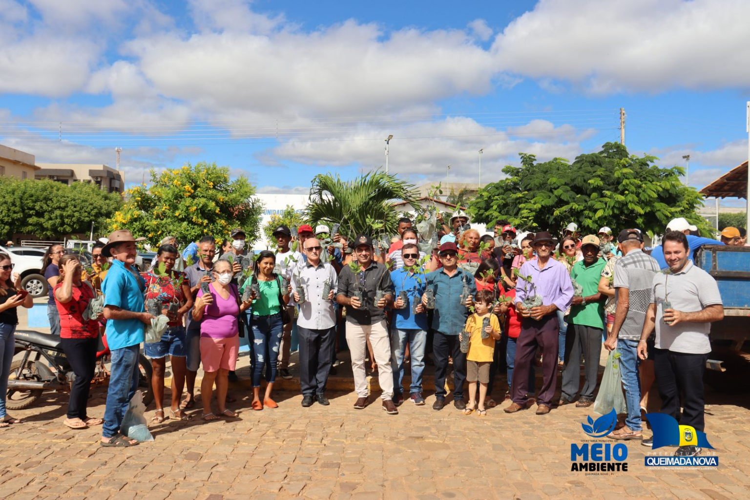 Prefeitura de Queimada Nova realiza distribuição de mudas de caju para a população.